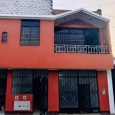 VENTA DE CASA EN LA TINGUIA A UNA CUADRA DE AV ARMANDO REVOREDO