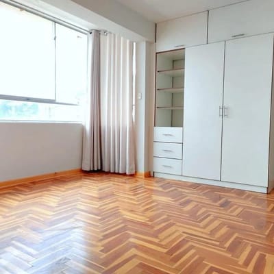 En VENTA Departamento Remodelado frente al Parque de Larapa