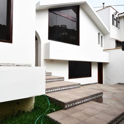 PRECIOSA CASA CERCA A LA AVENIDA SAN BORJA NORTE