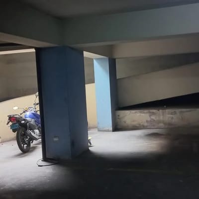 Estacionamiento amplio en Av Benavides con Grimaldo del Solar
