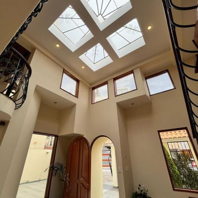 SE VENDE MODERNA CASA EN URB PRIVADA DE CAYMA