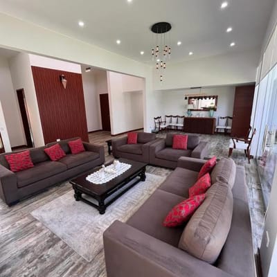 SE VENDE MODERNA CASA EN URB PRIVADA DE CERRO COLORADO