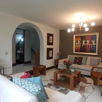 AMPLIA RESIDENCIA  VENTA POR URB VALENCIA UMACOLLO  YANAHUARA