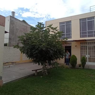 VENDO AMPLIA CASA EN URB LOS VILCOS AREQUIPA