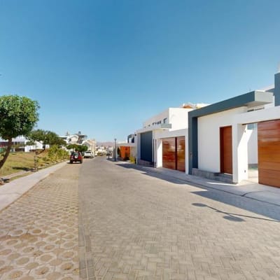 SE VENDE MODERNA CASA EN ESTRENO