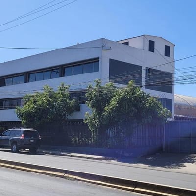 SE VENDE AMPLIO LOCAL COMERCIAL EN AV PARRA