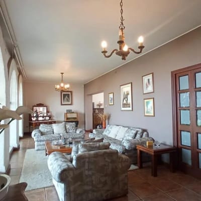 SE VENDE AMPLIA Y MODERNA CASA EN URB CHALLAPAMPA