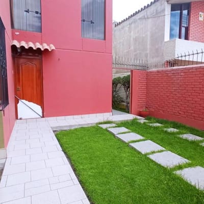 SE VENDE CASA  EN URB SAN JERONIMO FRENTE FACULTAD DE MEDICINA DE LA UNSA