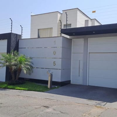 SE VENDE HERMOSA CASA CON PISCINA EN CONDOMINIO EN URB SOL DE LA MOLINA