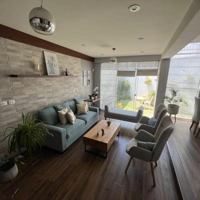 EN VENTA MODERNA Y AMPLIA CASA EN CERRO COLORADO