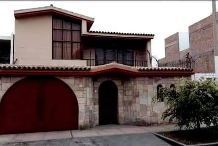 Venta de hermosa casa frente a parque