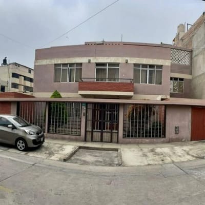 SE VENDE CASA DE M DE TERRENO  BELLAVISTA