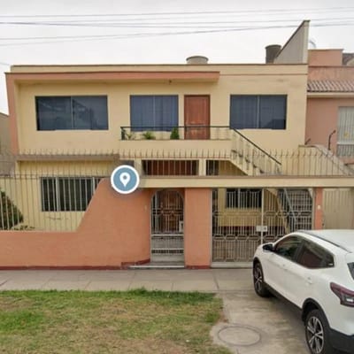 VENDO CASA DE m  PISOS SAN ROQUE SURCO