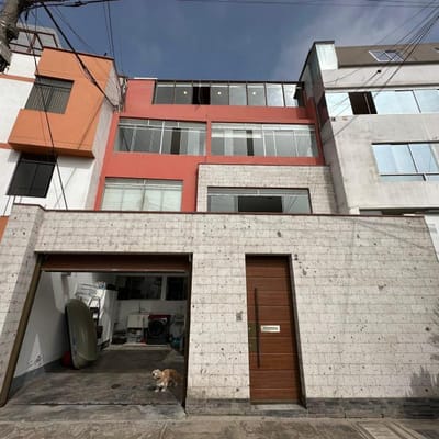 En venta Edificio de  pisos  azotea y departamento de  m en la Molina