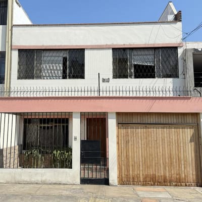 Vendo casa con  m de terreno precio REMATE