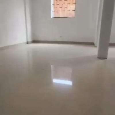 VENDO LOCAL COMERCIAL DE  PISOS  IDEAL PARA TALLER EN LA VICTORIA