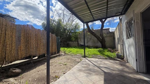 Alquiler casa 1 dormitorio con jardín en Lezica.