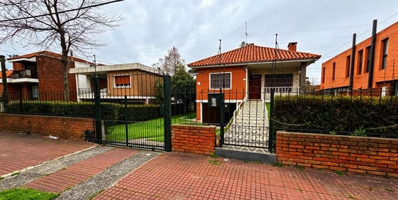 VENTA CASA 3 dormitorios 3 baños piscina en Carrasco
