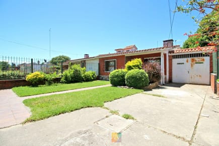 Venta de 2 casas en un mismo padrón 4 dormitorios en Carrasco Norte