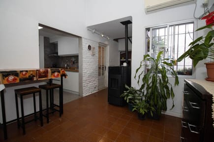 Casa en venta de 2 dormitorios más garaje en barrio La Comercial