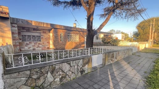 Venta casa PU 3 dormitorios, garage y  gran terreno en Nuevo París