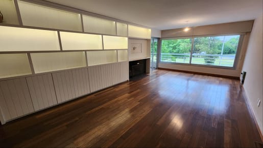 Apartamento en Carrasco de 2 dorm, 2 garages. Impecable. Piscina Barbacoa.