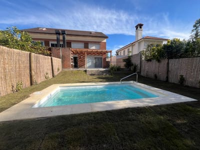Casa en alquiler de 3 dormitorios con jardín y parrillero. Piscina. Barrio San Nicolas. Seg.24 horas