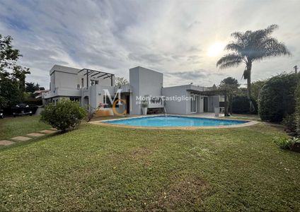 Casa en Carrasco de 4 dormitorios 4 baños. Jardín y Piscina. Impecable
