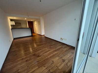 Alquiler apartamento en Malvin, de 1 dormitorio, terraza. garaje. Soleado. Pasos del mar