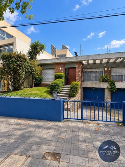 Vendo casa 4 dormitorios con 3 cocheras patio y mas comodidades en La Blanqueda