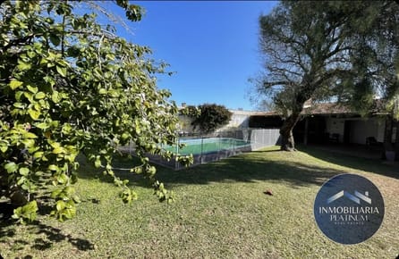 Casa en venta c/ cochera en Atlántida