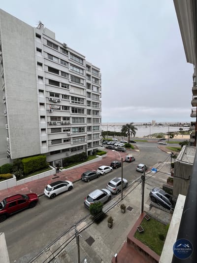 Apartamento en venta c/ cochera en Puerto Buceo