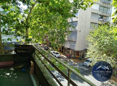 Venta apartamento 3 dormitorios con amplio balcón y cocina definida en Centro