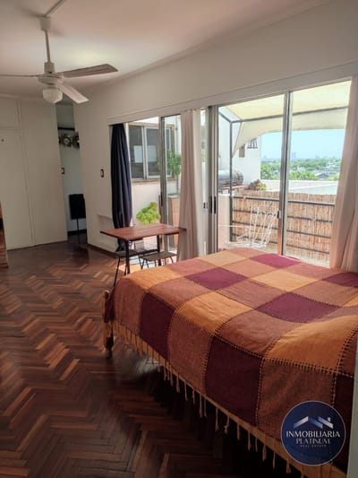 Apartamento mono ambiente con terraza exclusiva en venta en Centro