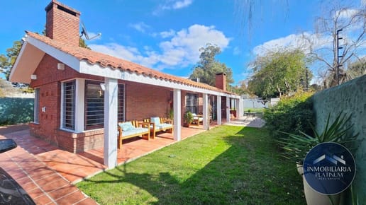 Casa en venta c/ cochera en Colón