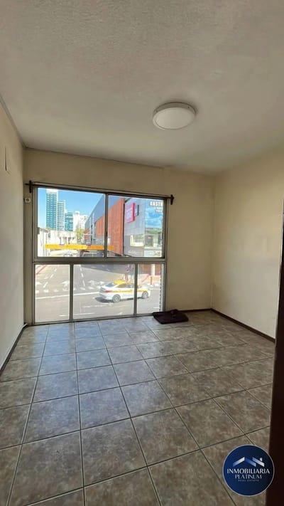 Apartamento monoambiente en venta, Piso 1, en Tres Cruces, frente al shopping