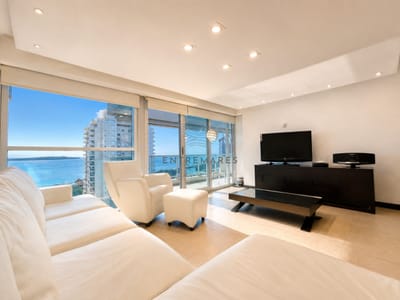 Venta de Excelente Apartamento de 3 Dormitorios con Vista al Mar, Playa Mansa, Punta del Este