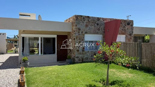 En alquiler Anual Casa a media cuadra de la playa 2 dormitorios