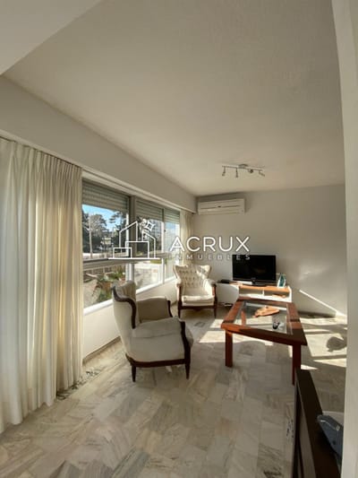 Amplio apartamento en venta de 3 dormitorios y 2 baños.