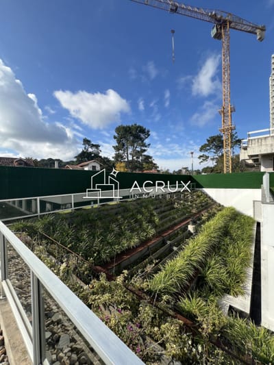 EN VENTA, amplio apartamento en Punta del Este con financiación directa hasta en 100 cuotas, finaliza en el 2028. 2 dormitorios y 2 baños.