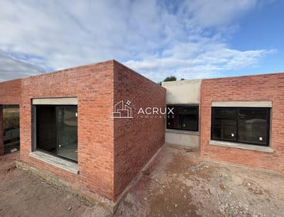 OPORTUNIDAD, casa a estrenar, ideal tanto para vivir todo el año como para vacacionar.