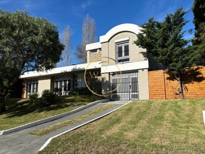 EXCEPCIONAL CASA EN VENTA DE 4 DORMITORIOS