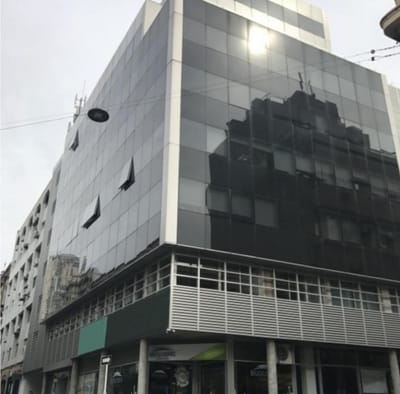 Venta o Permuta Ciudad Vieja: Piso 15 oficinas,5 cocheras con renta.Inversores