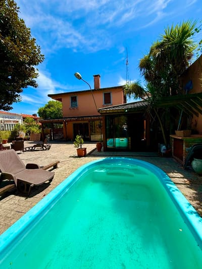 Venta casa esquina con piscina, Parque Batlle, ACEPTA BANCO