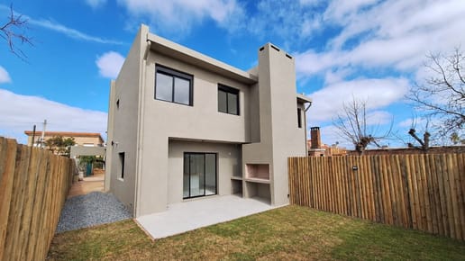 Shangrila A pasos de la Rambla /Venta Duplex 3 dorm-3 baños-patio /USD 360.000