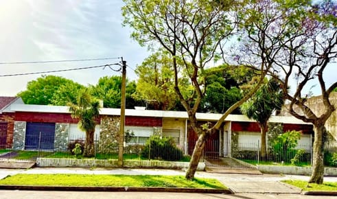 Venta 2 casas Peñarol,717 m2,multiples garajes.3 dormi,parrillero,espacio verde