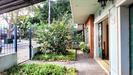 VENTA  CASA LA BLANQUEADA  4 dormitorios, Garaje, fondo 450 m2 tot. ACEPTA BANCO
