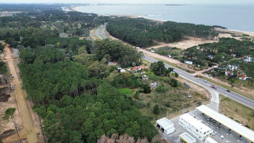 Punta Ballena sobre ruta /pegado estación  DISA /Lote 8025 m2 hab.5 pisos