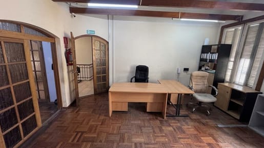 Oficina SIN GC/4 ambientes en Ciudad vieja/mt Rambla/Gran potencial comercial