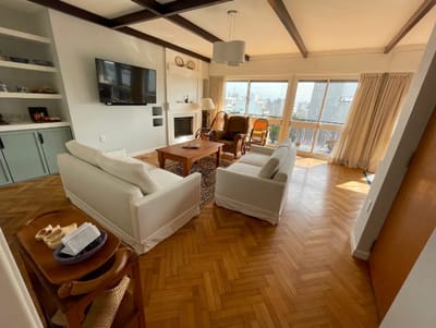 Venta Apartamento Punta Carretas/ 4 Dormitorios/ 4 Baños/ Estufa leña / Terraza